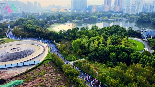 36岁体育老师李子成再夺冠！他的传奇人生比马拉松更燃(图1)